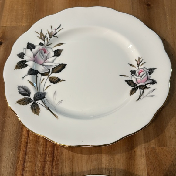 Royal Albert “Queen Messenger “ Plate Trio - Picture 4 of 6